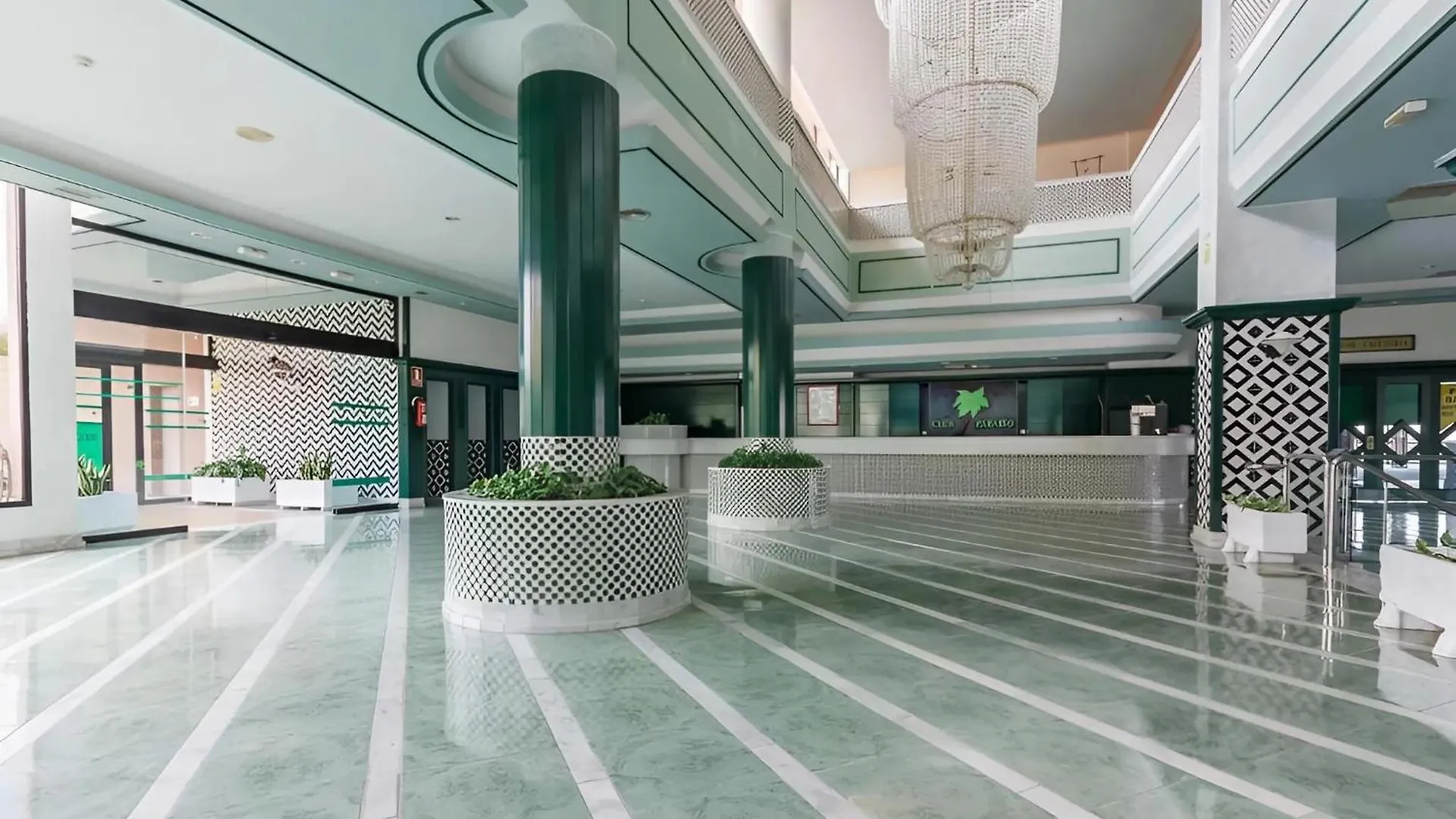 Skyline View Apartment - Free Private Parking Including & Guest Bonus 阿德耶 0*,